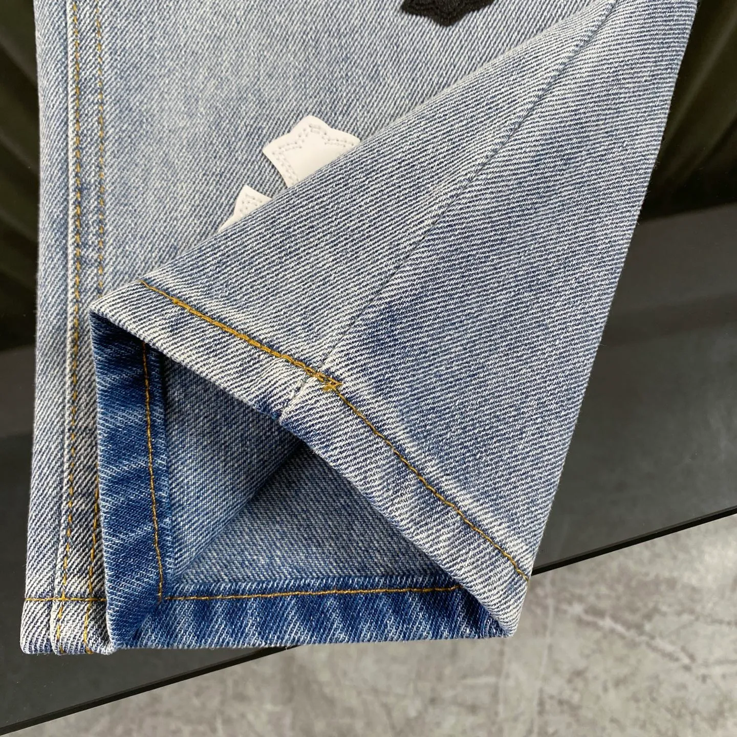 P240 CH Chromehearts black and white cross patch leather jeans, priced at 34W level, patchwork cross pattern embellishment, washed jeans! ! An absolutely high-end luxury product, a 1.9W-level god-level single product, a super popular product, made by top heavy industry, a magic weapon that cannot be missed! [About Zangyin] This is an extremely luxurious fashion brand that can also be called the aristocracy of the high street. It has always been an exclusive brand for some hipsters or rich second generations. Compared with ordinary high streets, it is more luxurious and noble. Compared with luxury brands, it is more fashionable and individual. It has always been a brand that I have a special liking for. [Top heavy industry fashion design] Consistently high-street luxury style. Speaking of this style, the Zangyin family and GU family are definitely the leading representative brands. Especially the Zangyin family has really achieved a state-of-the-art effect in creating high-street style. The unique washed material is used to create this style. The color system is already quite eye-catching. After it is decorated with patchwork cross flowers, it cleverly highlights the charm of the brand. Secondly, this style uses classic The high-waist cutting design highlights the long legs and fashionable temperament of the upper body. The brand is highly recognizable and the slim fit configuration is more suitable for daily wear. It is a product that interprets personality, fashion, and specifications at a glance. This single product is enough to make any fan excited. It can be a white T-shirt for a youthful college style, or a tight suspender for a royal style. It has strong matching ability and can be easily controlled by men.  [Materials and craftsmanship] Needless to say, this point goes without saying. As an excellent craftsman brand, Zangyin’s requirements for details and craftsmanship are really perfect. The washed color of this model has gone through so many processes, not to mention the embellishment of denim appliques. It is also purely hand-made and sewn. Just like what they believe in, only hand-made things have soul and have the meaning of wear. A top-notch heavy-duty fashionable denim item, I look forward to your perfect interpretation! !  Color: blue Size: 28-36